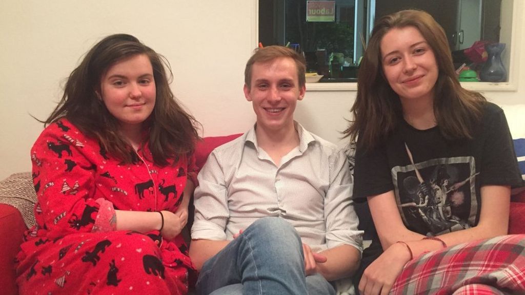 London attack: Good Samaritans help with #SofaForLondon