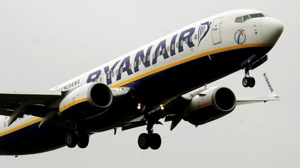 Ryanair expects lower fares but reports record profits