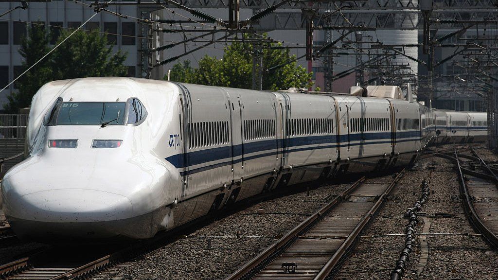 JR Tokai's Tokaido Shinkansen bullet trains stand at platforms at Tokyo station in Tokyo, Japan, 18 May 2015.