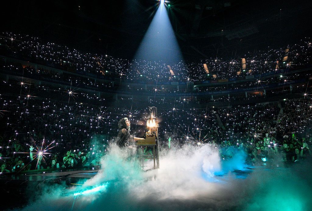 Lady Gaga plays piano