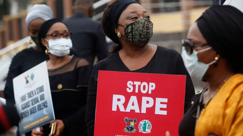 La policía nigeriana arresta a 15 personas tras la difusión de videos de presunta agresión sexual en un festival.
