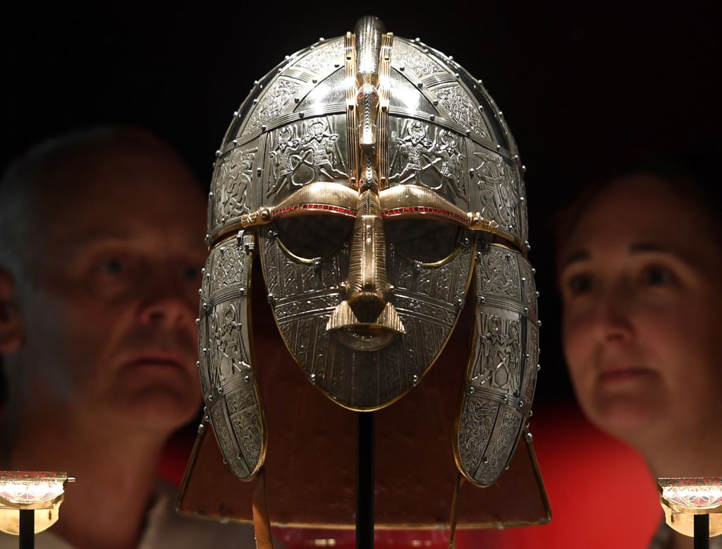 Original photos of 1939 Sutton Hoo excavation go on show - BBC News