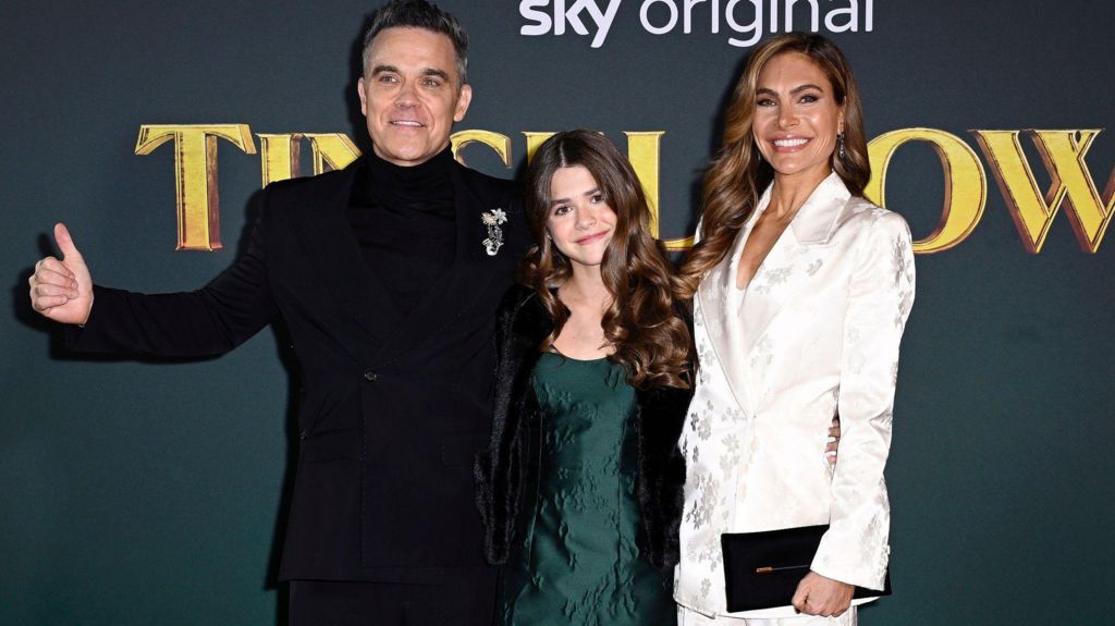 Robbie with his with Ayda and eldest daughter, Teddy 