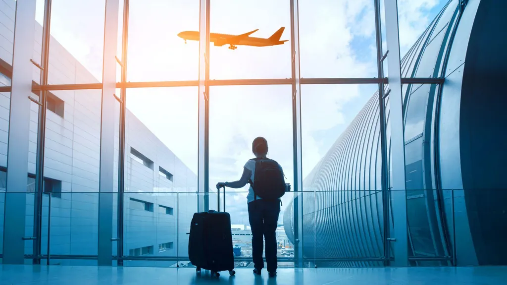 Europa tiene «quizás seis semanas de combustible para aviones», advierte el responsable de energía.
