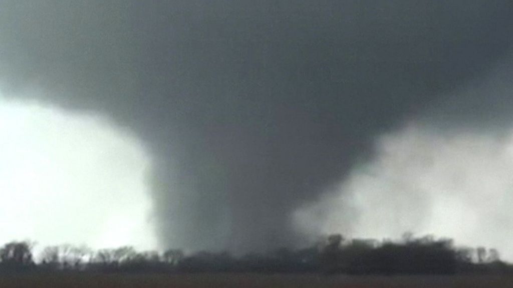 Powerful tornado filmed in US state of Mississippi - BBC Newsround