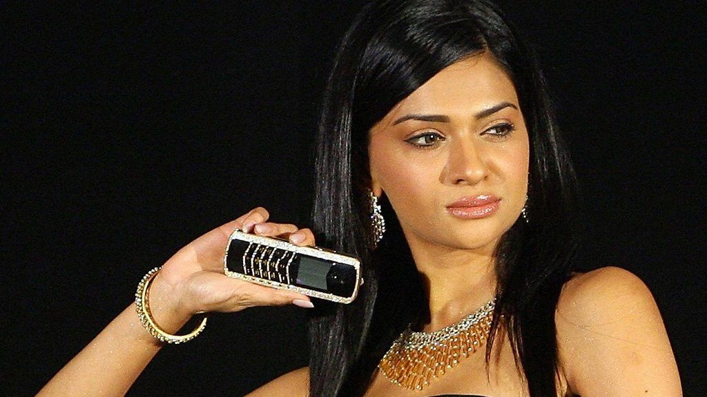 Model with Vertu phone