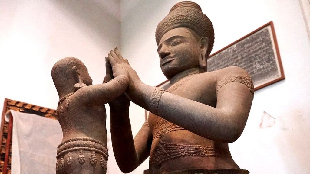 Недавно возвращенная в Пномпень статуя Шивы и Сканды X века из коллекции Дугласа Лэтчфорда
