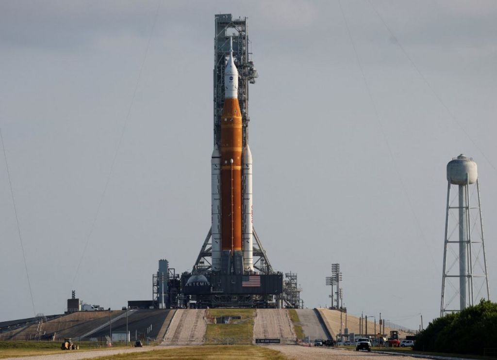 Лунная ракета НАСА следующего поколения, ракета Space Launch System (SLS) Artemis 1 с капсулой экипажа Orion стоит на стартовой площадке 39B в Космическом центре Кеннеди на мысе Канаверал,
