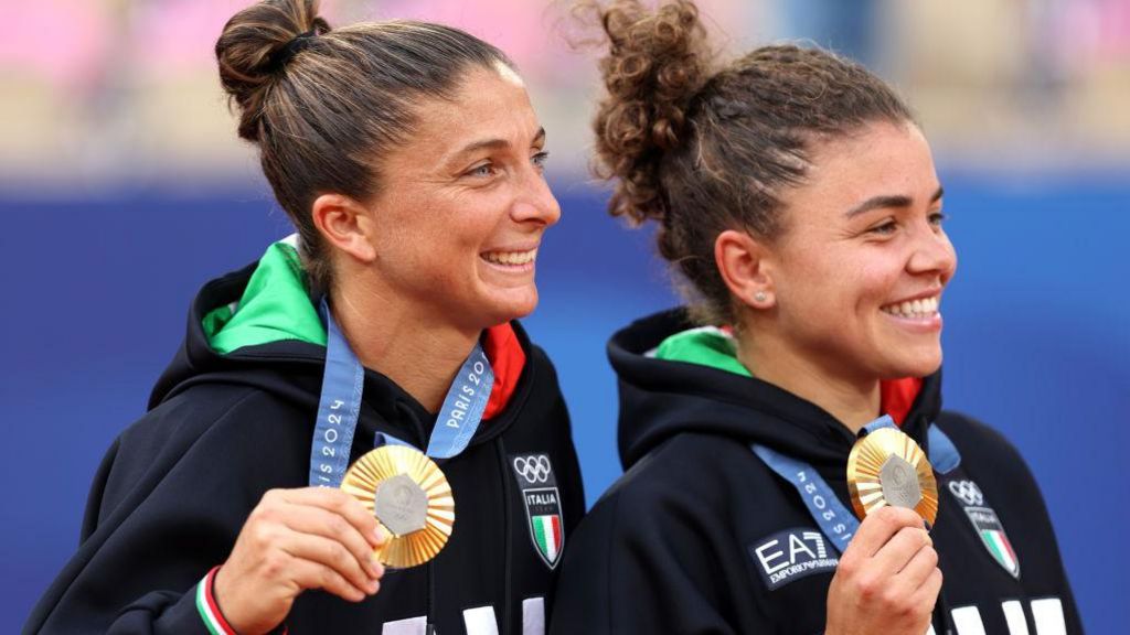 Sara Errani and Jasmine Paolini with their women's doubles gold medals