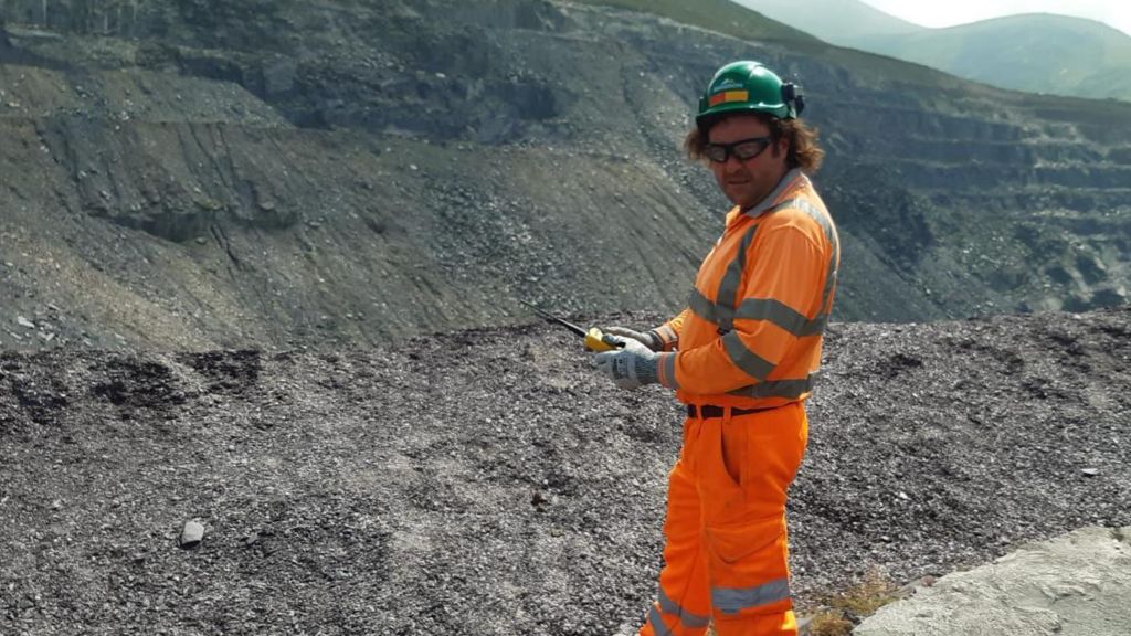 Gweithio'n chwaral a llechan yn y gwaed - BBC Cymru Fyw