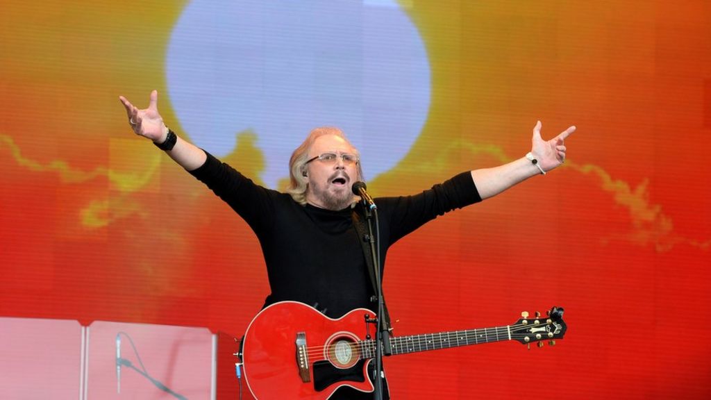Barry Gibb brings Glastonbury to its feet - BBC News