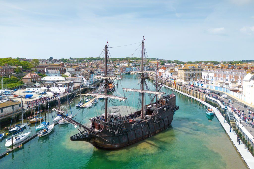 El Galeón Andalucia arrives in Weymouth harbour
