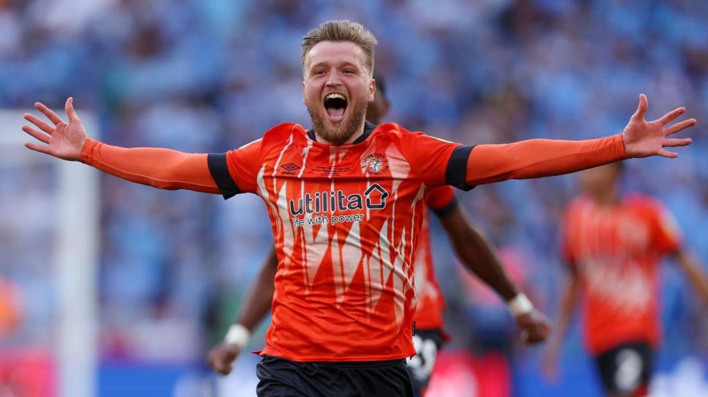 Luton Town: Luke Berry signs new contract - BBC Sport