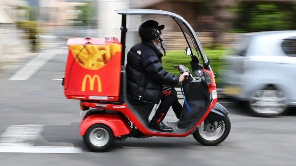 Райдер доставки McDonald's в Японии.