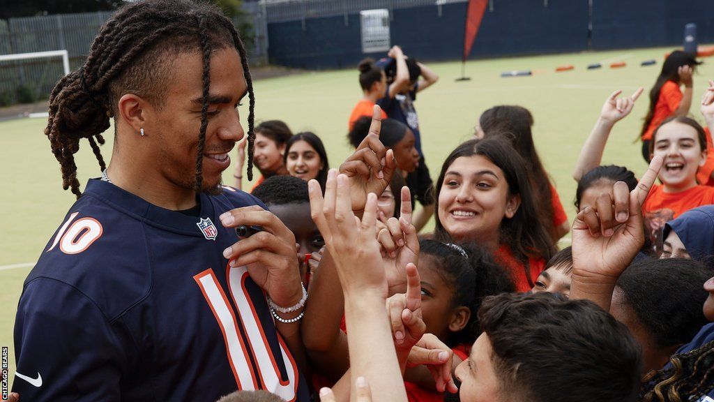 Chase Claypool meets young fans at a Chicago Bears coaching session in London