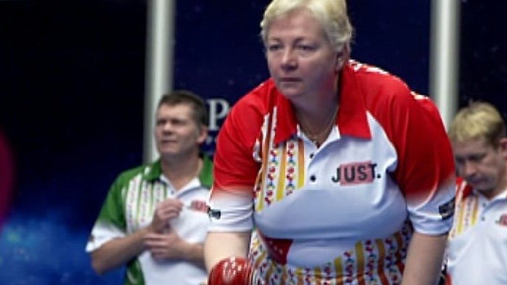 Janice Gower bowls