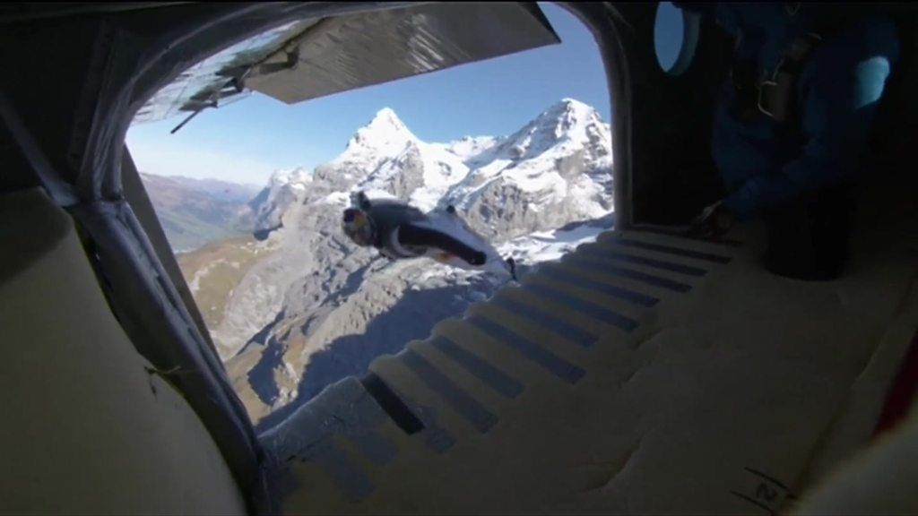 Two BASE-jumping experts jumped from Jungfrau mountain into a moving plane.