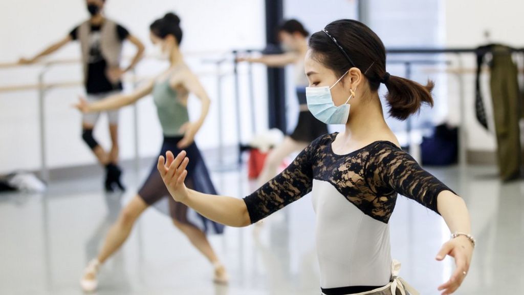 Covid19 Northern Ballet returns to Leeds stage for live show BBC News
