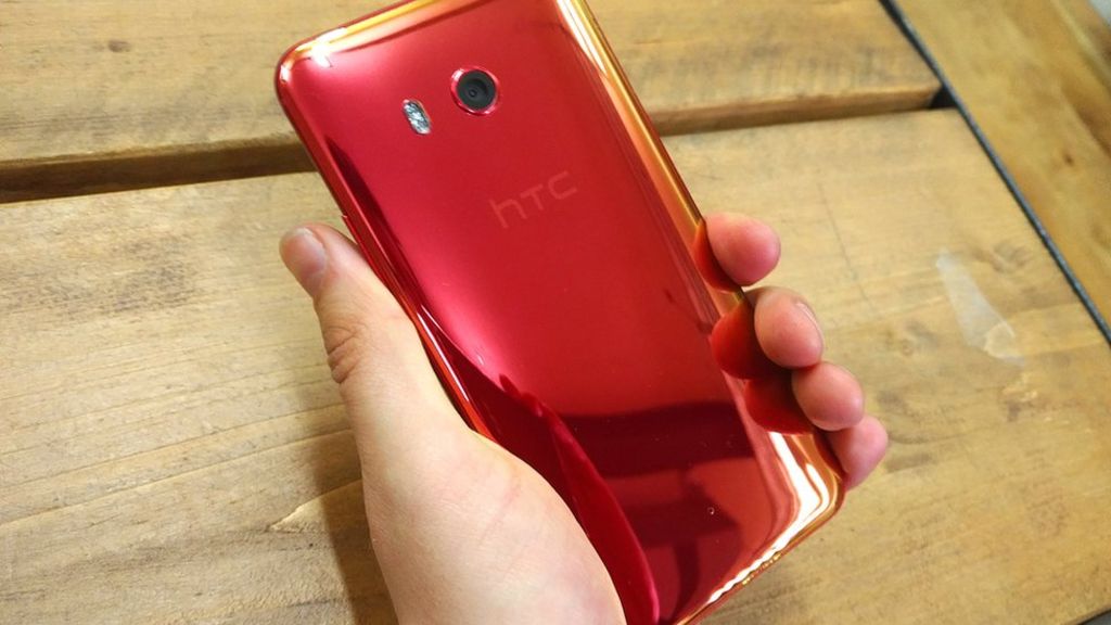 HTC unveils 'squeezy' phone for selfies