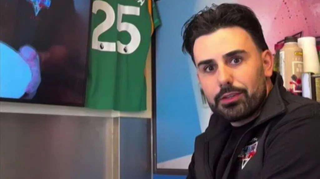 «Me siento dividido», dice un aficionado italiano al fútbol que ahora se inclina por Inglaterra.