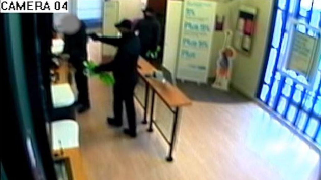 Police issue CCTV footage of Kirkcaldy armed bank robbery - BBC News