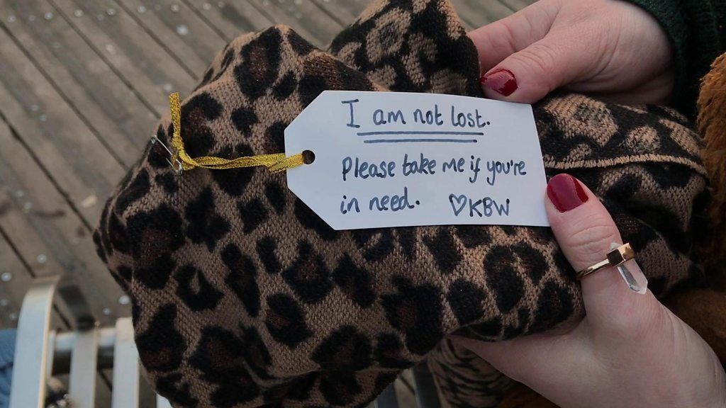 Scarf for homeless people with tag reading "I am not lost" take me if you're in need".