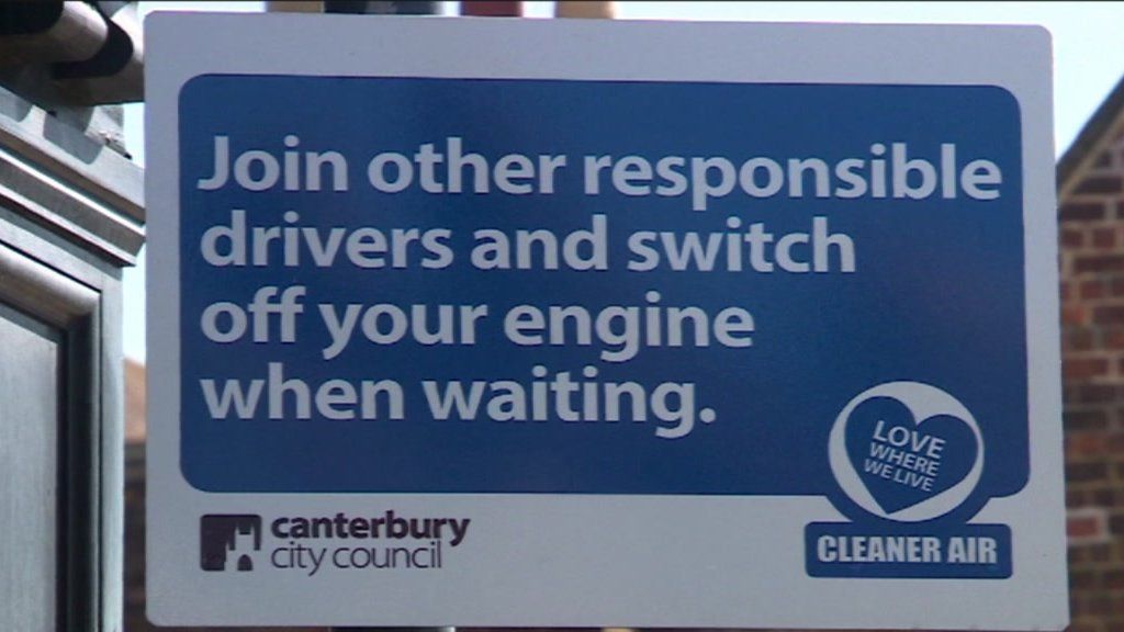 Sign encouraging drivers to turn off their engine