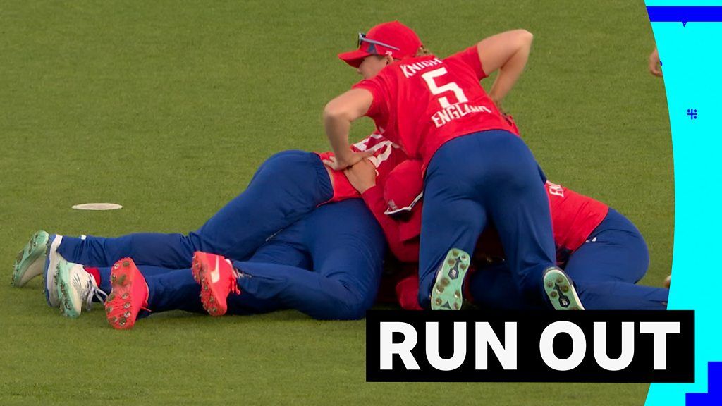 'Absolute chaos!' - Jones and Dean run out McGrath