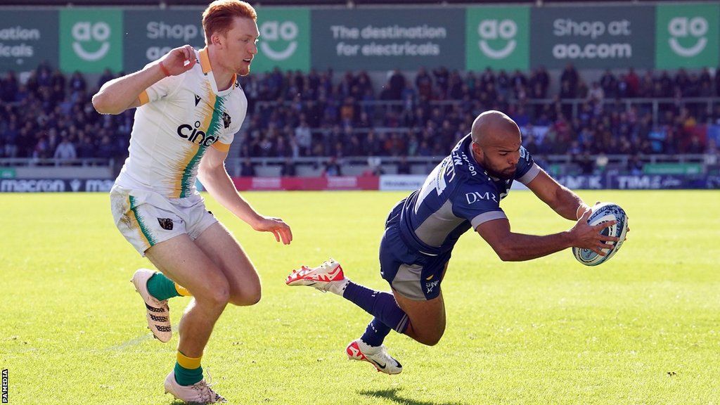 Tom O'Flaherty scores a try for Sale Sharks