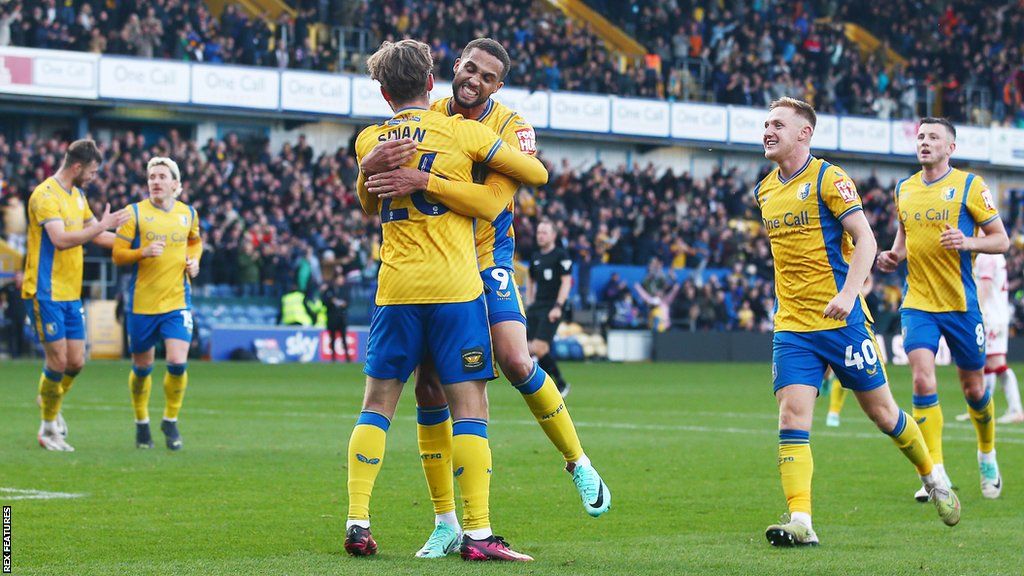 Jordan Bowery of Mansfield Town celebrates scoring a goal to make it 2-1 with their team-mates