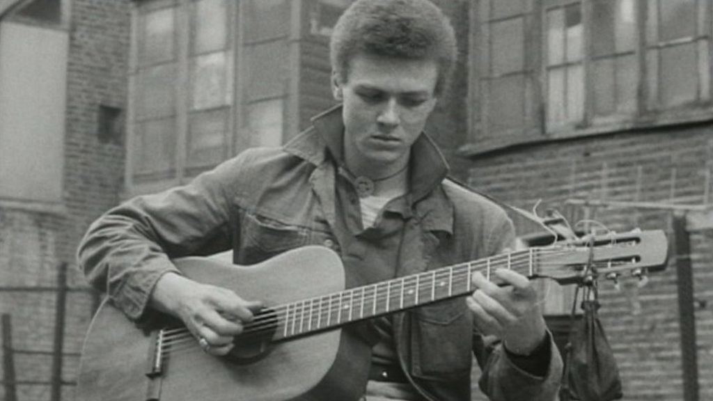 Folk musician Davy Graham honoured with birthplace plaque - BBC News