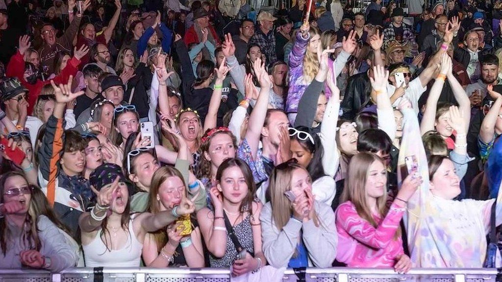 Crowds at the Lechlade Festival