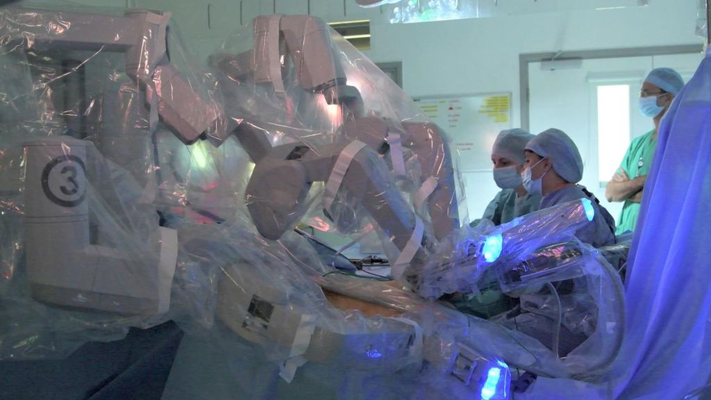 Robot in operating theatre