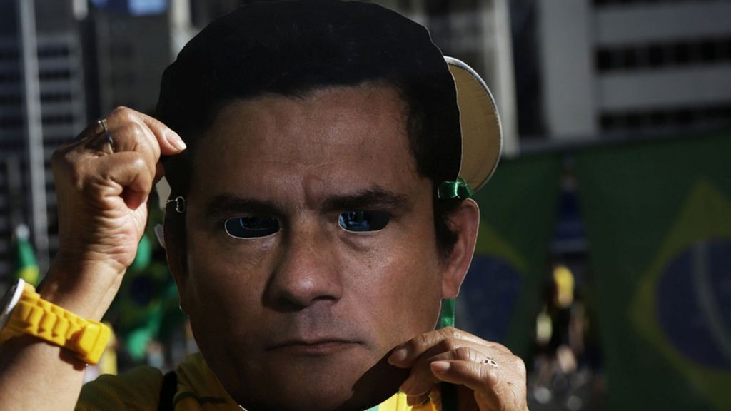 Mulher usa máscara do juiz Sergio Moro durante protesto em São Paulo a favor da Operação Lava Jato