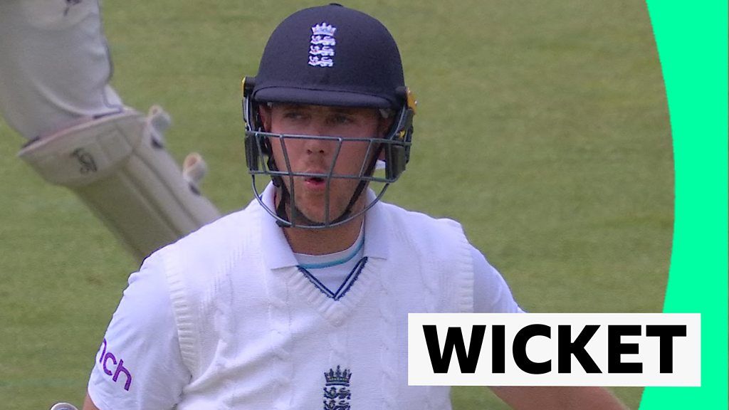 England v New Zealand: Broad bowled by Southee for nine