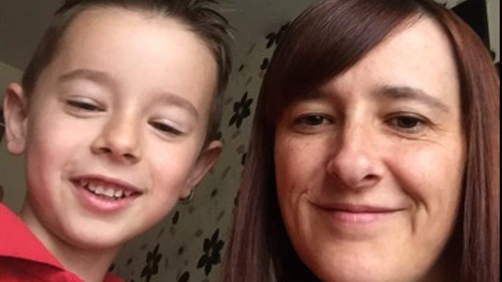 Five-year-old Kyran Duff has been given an award after calling 999 when his mum lost consciousness.