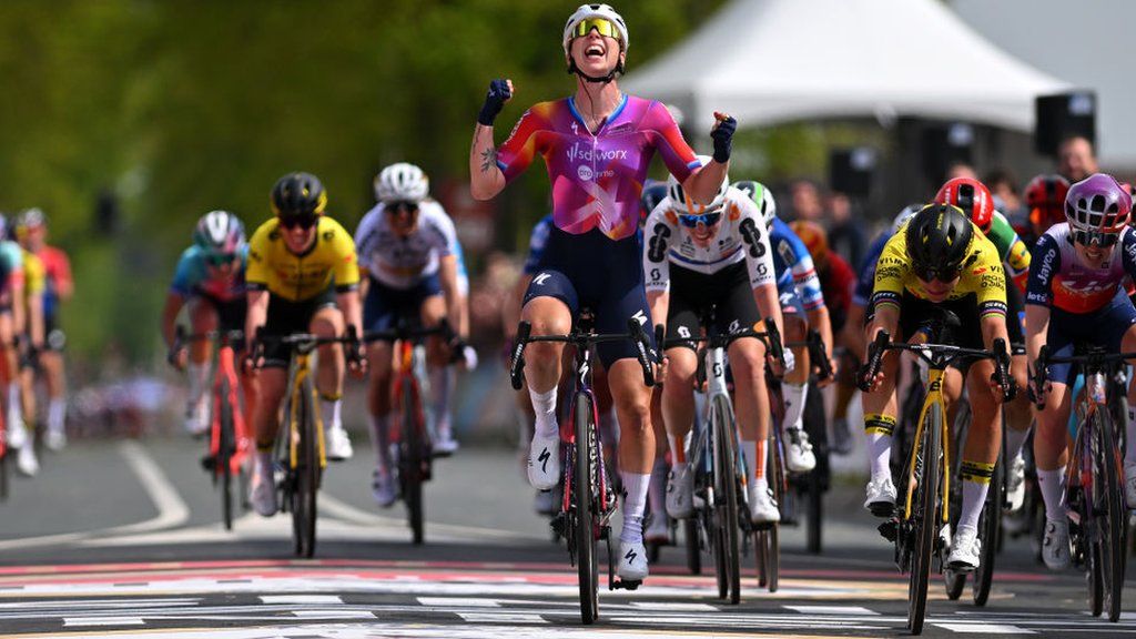 Marianne Vos snatches victory in the Amstel Gold Race with Lorena Wiebes having started celebrating too soon