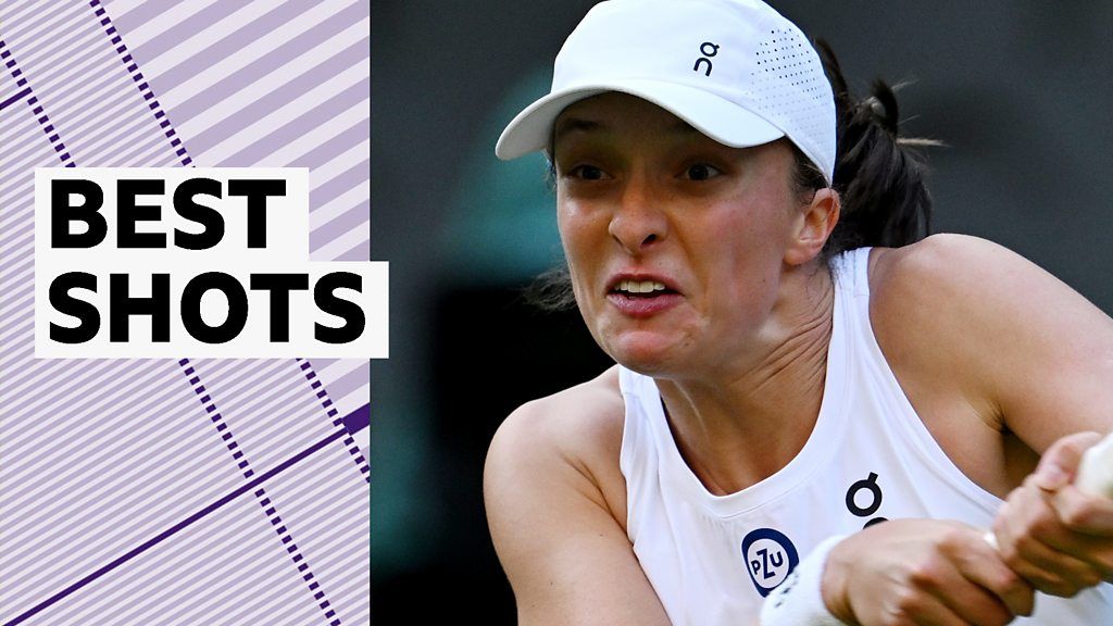 'Remarkable' Swiatek moves into last 16