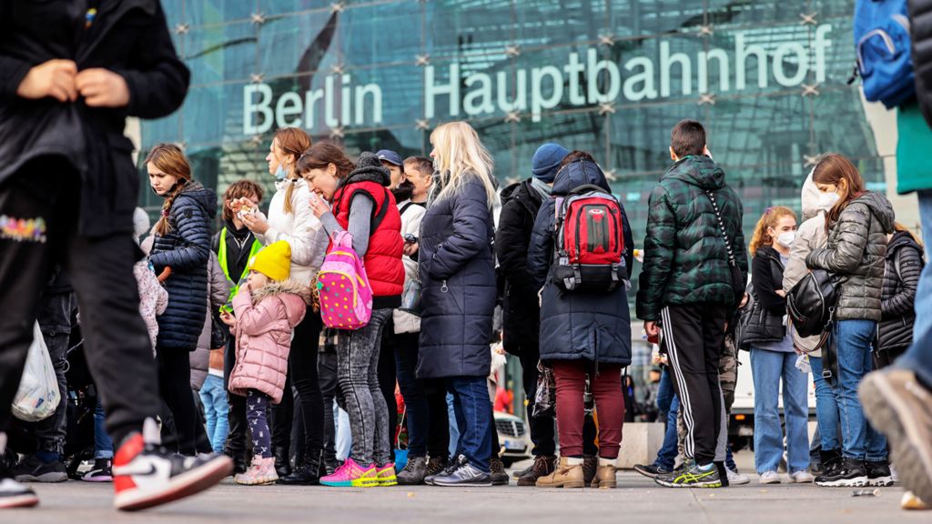 People from Ukraine queuing for mobile phone cards in Berlin, 14 March