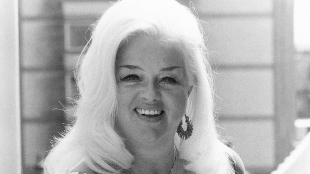 Diana Dors' birthplace blue plaque unveiled - BBC News