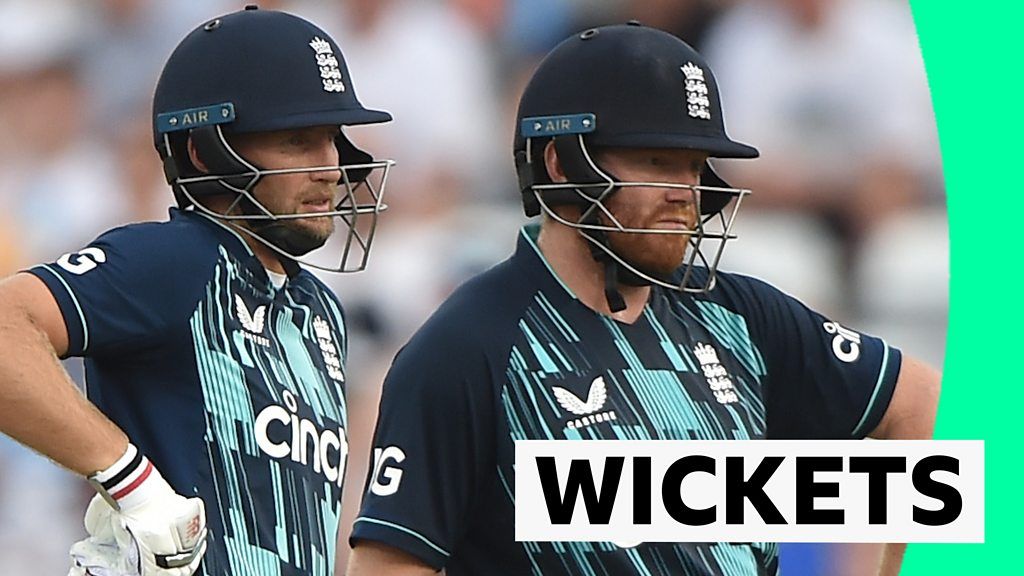 England v South Africa :: Joe Root and Jonny Bairstow drop low at Emirates Old Trafford