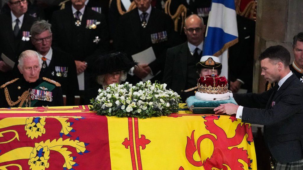 Король Карл III (слева), британская Камилла, королева-консорт (в центре) и британская принцесса Анна, королевская принцесса наблюдают, как герцог Гамильтон Александр Дуглас-Гамильтон кладет корону Шотландии на гроб