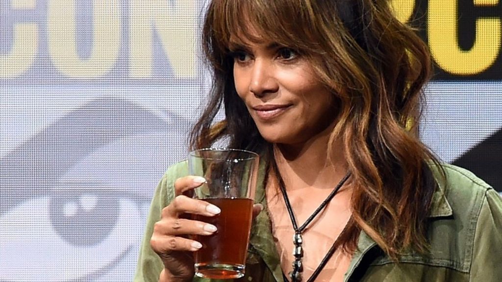 Did Halle Berry drink half a pint of whiskey at Kingsman Comic-Con event?