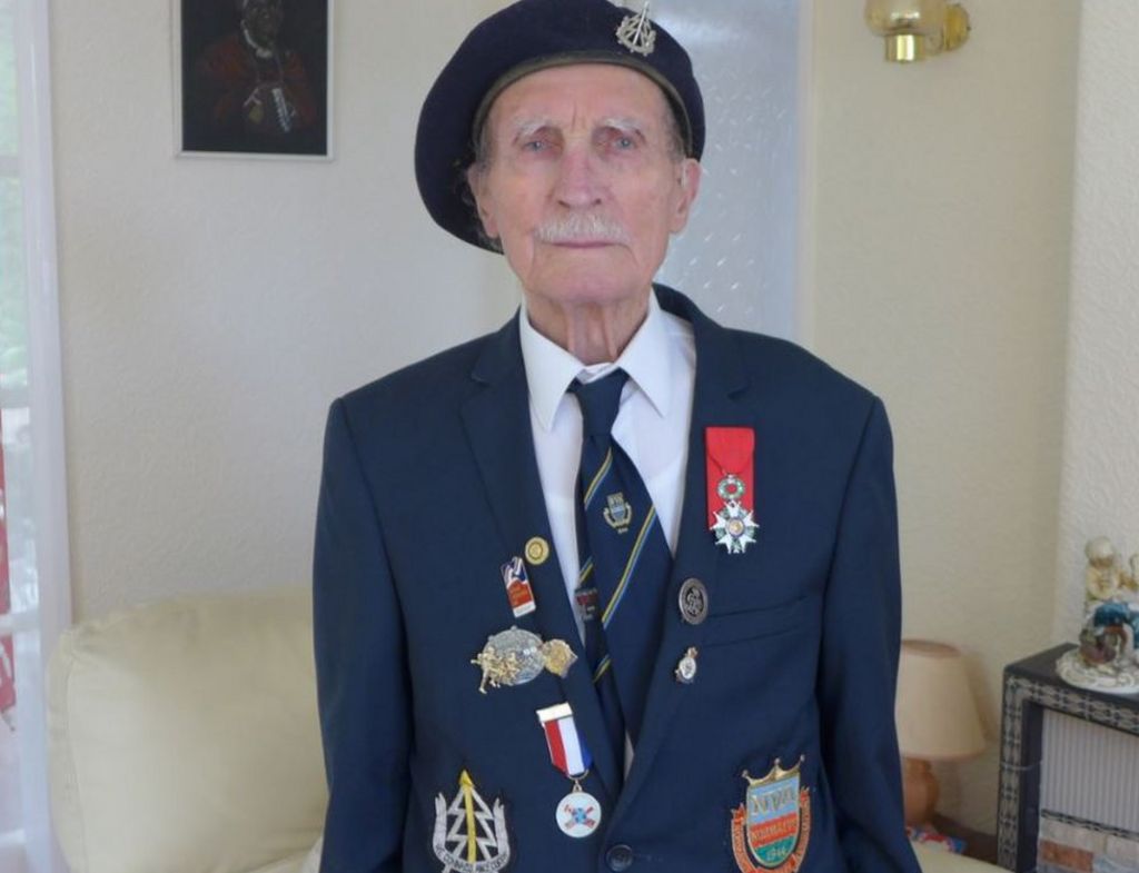 Blind Stockport WW2 veteran, 95, missing medals - BBC News