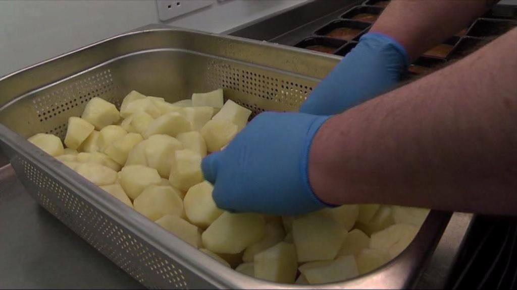 Dh'fhaodadh gun sguir seirbheis bìdhe do sheann daoine anns na h ...