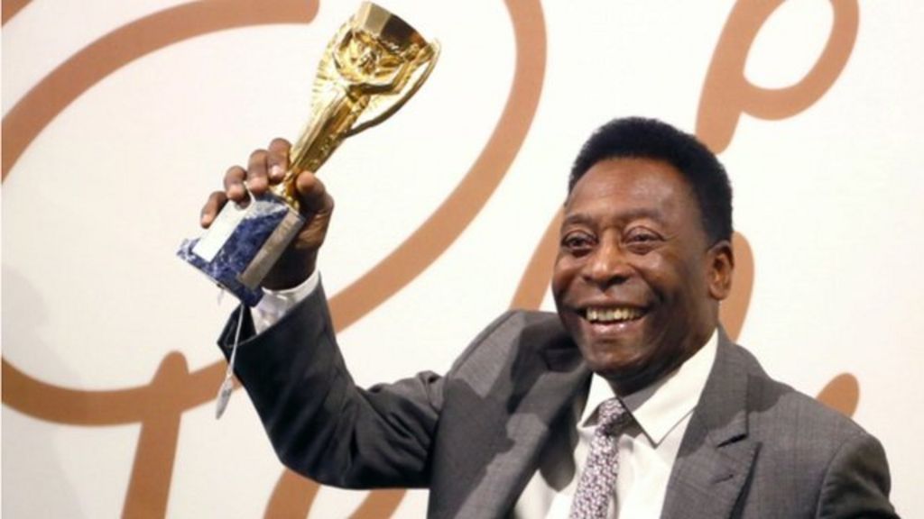 Pele's replica World Cup trophy sold at auction - BBC News