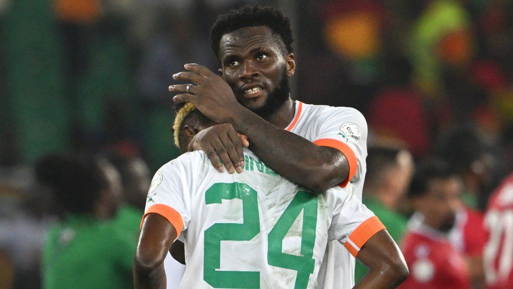 Franck Kessie comforts Simon Adingra after Ivory Coast lost 4-0 against Equatorial Guinea at the 2023 Africa Cup of Nations