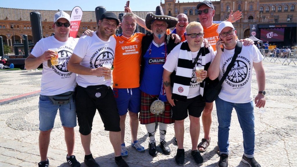 Rangers and Eintracht Frankfurt fans pose for a phot together in Sevile's Plaza de Espana