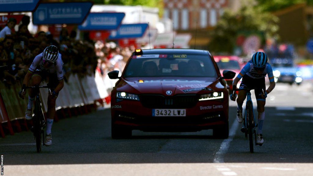 La Vuelta Femenina Annemiek van Vleuten takes overall lead on