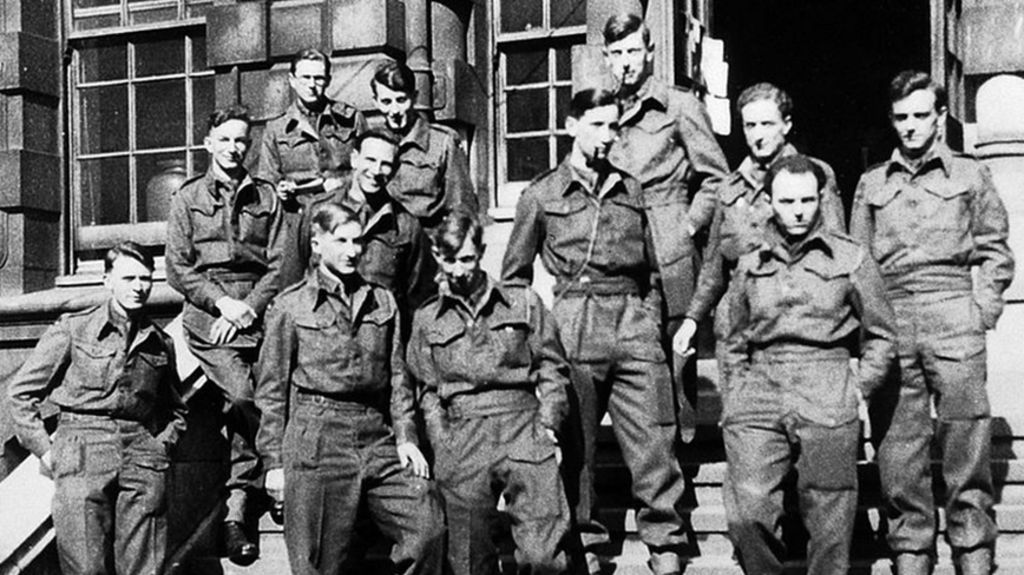 Belsen 1945: Remembering the medical students who saved lives - BBC News